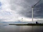 Jersey-Atlantic Wind Farm. Větrná energie je označení pro oblast technologie zabývající se využitím větru jako zdroje energie. Nejobvyklejším využitím jsou dnes větrné elektrárny, které využívají síly větru k roztočení vrtule (větrná turbína). K ní je pak připojen elektrický generátor. Získaná energie je přímo úměrná třetí mocnině rychlosti proudící vzdušné masy, proto větrné elektrárny po většinu doby nedosahují nominálních hodnot generovaného výkonu. Jersey-Atlantic Wind Farm. Větrná energie je označení pro oblast technologie zabývající se využitím větru jako zdroje energie. Nejobvyklejším využitím jsou dnes větrné elektrárny, které využívají síly větru k roztočení vrtule (větrná turbína). K ní je pak připojen elektrický generátor. Získaná energie je přímo úměrná třetí mocnině rychlosti proudící vzdušné masy, proto větrné elektrárny po většinu doby nedosahují nominálních hodnot generovaného výkonu.