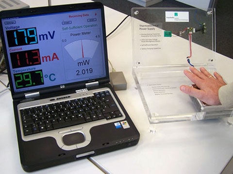 Tento sériový notebook se ještě dlaněmi napájet nedá, je potřebný pouze k indikaci provozních parametrů termogenerátoru.