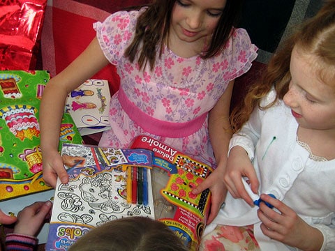 Lilliana a Shannon. Čím víc lidé utrácejí pro své příbuzné, přátele a na dobročinnost, tím jsou šťastnější.