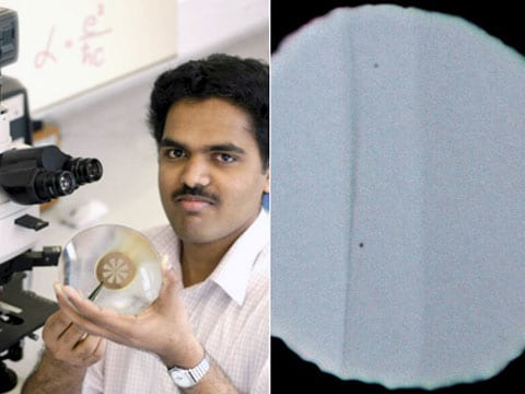 Jeden z účastníků experimentu Rahul Nair drží rámeček, ve kterém je několik otvorů, potažených jednoatomovou blánou grafenu. Zprava: zvětšený vzorek otvoru, který fyzikové překryli dvěma typy  blan. Uprostřed je vertikální proužek samostatné vrstvy grafenu, zprava je část s dvojitým grafenem. Ten, jak se ukázalo, zadržuje dvakrát více světla, než jednoatomová vrstva.