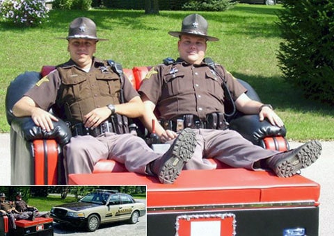 Kancelář šerifa ve městě Demott vyměnila svůj automobil na vhodnější do horkých dnů motosofa. Pradva, na honičku za zločinci museli dočasně zapomenout. Ale copak se na takové pohovčičce vůbec chce někomu pospíchat?