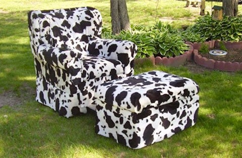 Uhádli jste, křeslo, které zarmoutilo zástupce šerifa, které figuruje na fotce pod nadpisem, je také vyrobeno společností Armchair Cruisers.