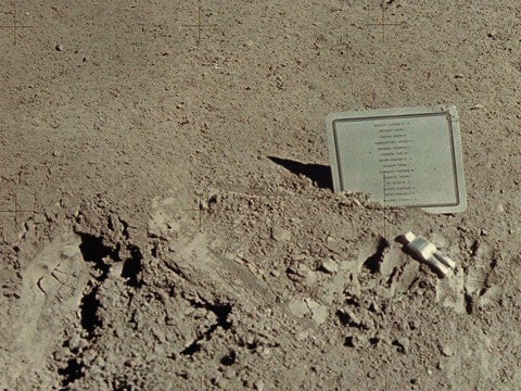 Padlý Astronaut je 8,5 cm vysoká hliníková soška astronauta ve skafandru. Je to jediné umělecké dílo nacházející se na Měsíci.