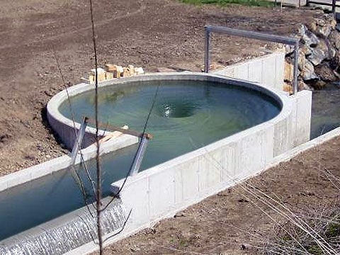 To není bazén na koupání, ze kterého je vytažena zátka, ale experimentální elektrárna nového typu, která v Rakousku funguje od podzimu 2005
