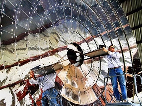 Výzkumníci z firmy Sandia National Laboratories v Mexiku nalezli cestu, jak pomocí slunečního záření recyklovat oxid uhličitý a vytvořit palivo podobné metylalkoholu nebo benzínu.