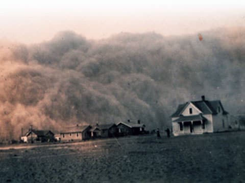 Texas, rok 1935. Co to je na pozadí domů? Hory? Lesík? Oblaka? Ani jedno, ani druhé, ale ani třetí - jsou to mračna prachu, které honí vítr. Podobnou scenérii Američané pojmenovali jako černé vánice.