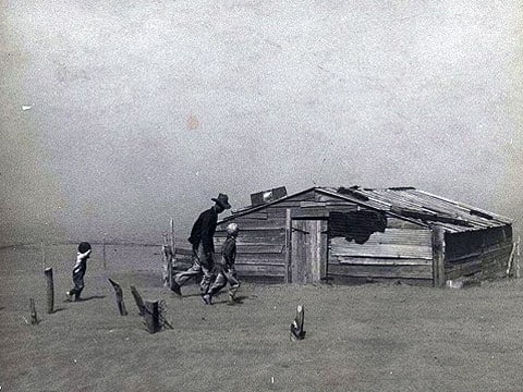 Stát Oklahoma, rok 1936. Prašný kotel se prakticky shoduje s Velkou krizí, a proto velkému množství Američanů přišel naprosto nevhod. Přestěhovat se z území Velkých planin muselo přibližně asi 3,5 miliónů lidí.
