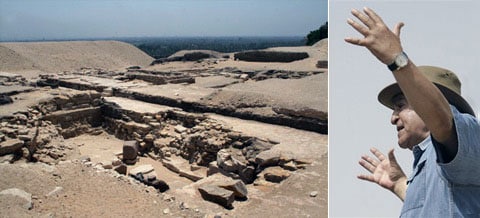 Zahi Hawass: hledejte, tady někde byla pyramida! Obrovská pyramida! Takováhle!