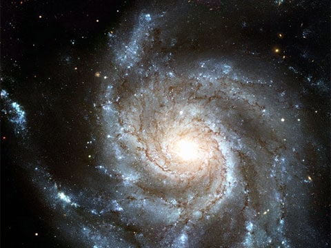 Příklad spirální galaxie: Galaxie Messier 101 (M101, také známá jako NGC 5457 nebo Pinwheel Galaxy (Galaxie větrník)) ležící v severním obtočném (cirkumpolárním) souhvězdí Ursa Major (Velká medvědice), ve vzdálenosti 25 milionů světelných let od Země.