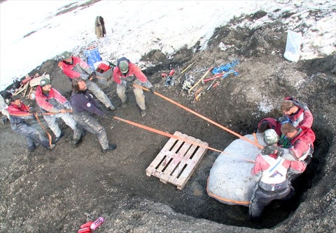 Uf, práce to vůbec není lehká: paleontologové vytahují zkamenělé ostatky z věčně zmrzlé půdy. Dr. Jorn Hurum je v popředí (postava ve fialovém svetru).