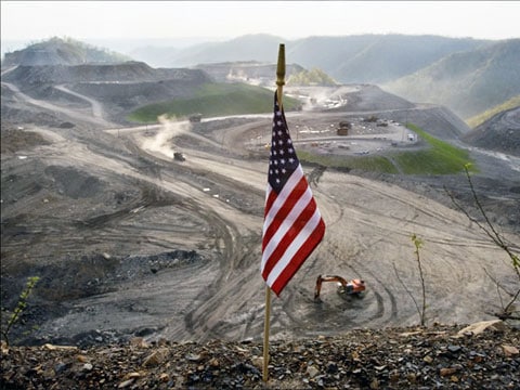 Povolení opravňují důlní společnosti, které "palí" vrcholky hor, k složení odpadu do potoků a mokřin a právě proti tomu se EPA staví.