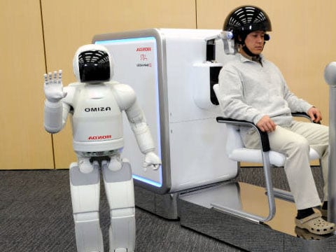 Hned na začátek by se dalo říci, že se nezačínáme přibližovat dni, kdy pro nás budou moci roboti udělat vše. Přibližujeme se totiž dni, kdy stačí jen pouhá myšlenka, aby robot udělal přesně to, co mu přikážeme.