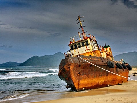 Vrak lodi, výsledek ničivé vlny tsunami na konci 2004 roku, Banda Aceh, Sumatra, Indonésie