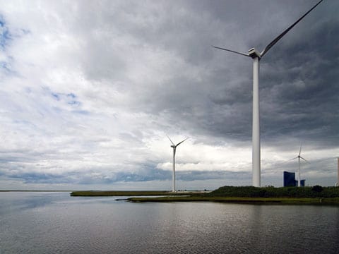 Jersey-Atlantic Wind Farm. Větrná energie je označení pro oblast technologie zabývající se využitím větru jako zdroje energie. Nejobvyklejším využitím jsou dnes větrné elektrárny, které využívají síly větru k roztočení vrtule (větrná turbína). K ní je pak připojen elektrický generátor. Získaná energie je přímo úměrná třetí mocnině rychlosti proudící vzdušné masy, proto větrné elektrárny po většinu doby nedosahují nominálních hodnot generovaného výkonu.