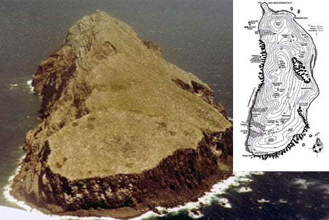 Království z ptačí perspektivy. Snímek pořízen v roce 1978. Shora ostrov nevypadá příliš pohostinně, přesto je kam se uchýlit. Na mapě se Redonda podobá otisku boty. Prakticky všechny, i ty nejmenší, kousky ostrova mají svá jména.