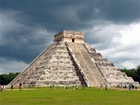 Chichén Itzá je zřícenina mayského města na mexickém poloostrově Yucatán na území stejnojmenného spolkového státu Yucatán. Pochází z pozdně klasického až pozdně postklasického období (cca 600-1500 n.l.). Název Chichen Itzá pochází z mayského Chich'en Itza, což znamená V ústech studny Itza. Itza byl název skupiny ekonomů a politiků. Itza je složenina dvou slov - itz - magický, kouzelný a ha - voda. V červenci roku 2007 byla zařazena do novodobého seznamu sedmi divů světa. Chichén Itzá je zřícenina mayského města na mexickém poloostrově Yucatán na území stejnojmenného spolkového státu Yucatán. Pochází z pozdně klasického až pozdně postklasického období (cca 600-1500 n.l.). Název Chichen Itzá pochází z mayského Chich'en Itza, což znamená V ústech studny Itza. Itza byl název skupiny ekonomů a politiků. Itza je složenina dvou slov - itz - magický, kouzelný a ha - voda. V červenci roku 2007 byla zařazena do novodobého seznamu sedmi divů světa.