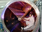 Jelikož se tento chemicky prvek (Copernicium, atomové čislo 112) rozkládal hned po zlomku vteřiny, mohla být jeho existence prokázána jen s pomocí extrémně rychlých a citlivých metod rozborů. Pokusu o objevení chemického prcku 112 se zúčastnilo 21 vědců pocházejících z Německa, Finska, Ruska a Slovenska. Jelikož se tento chemicky prvek (Copernicium, atomové čislo 112) rozkládal hned po zlomku vteřiny, mohla být jeho existence prokázána jen s pomocí extrémně rychlých a citlivých metod rozborů. Pokusu o objevení chemického prcku 112 se zúčastnilo 21 vědců pocházejících z Německa, Finska, Ruska a Slovenska.